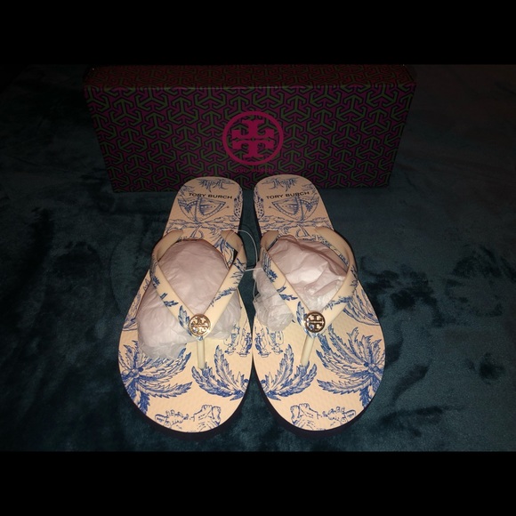 Tory Burch Shoes - Tory Burch Printed Thin Flip Flop 😎